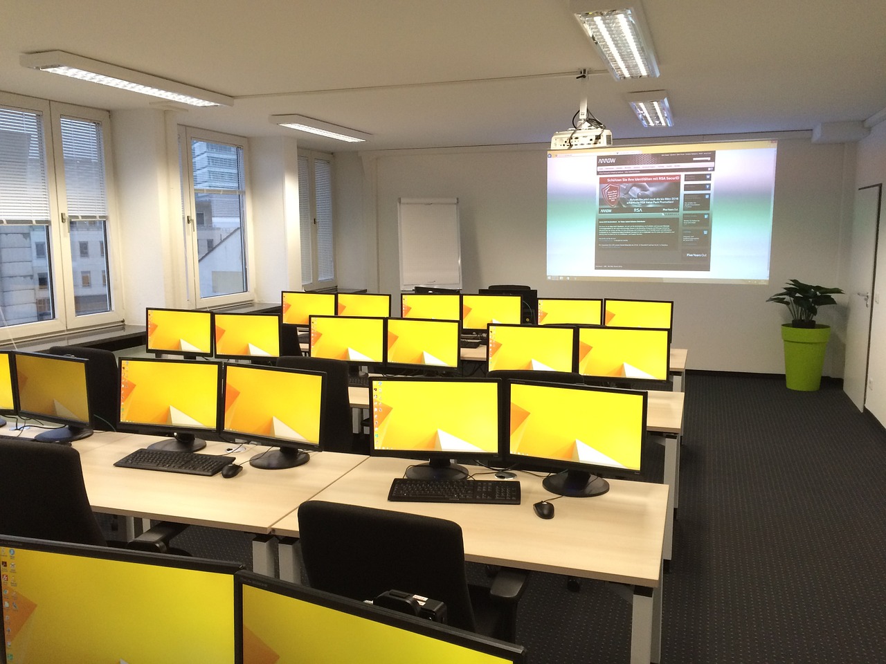 Modernes Klassenzimmer mit Computer