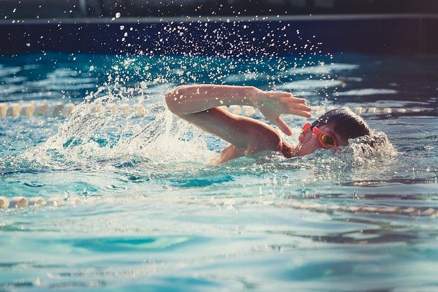 Verschiedene Wege um Schwimmen zu lernen